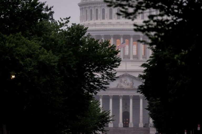 米上院で、大型減税法案の審議を開始する動議が可決された/Ting Shen/Bloomberg/Getty Images