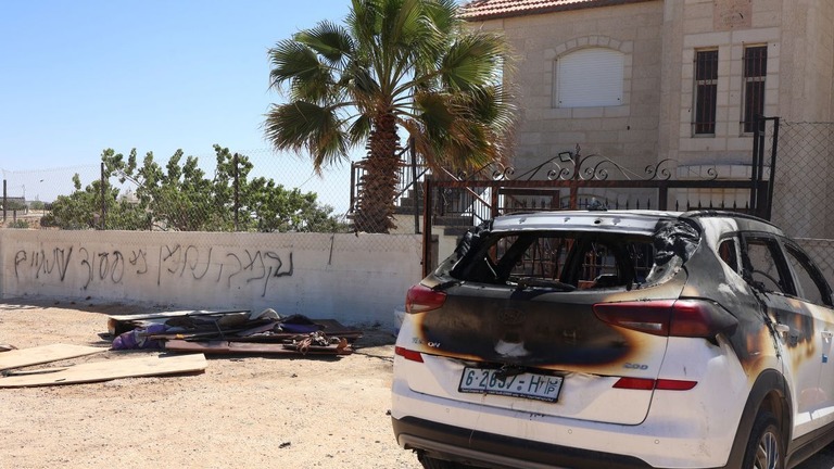 イスラエル人入植者による襲撃で損傷した車両＝２６日、パレスチナ自治区ヨルダン川西岸地区/Zain Jaafar/AFP/Getty Images