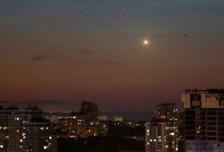 ロシアによる攻撃が続く中、空中で爆発するドローン＝２８日、キーウ/Gleb Garanich/Reuters