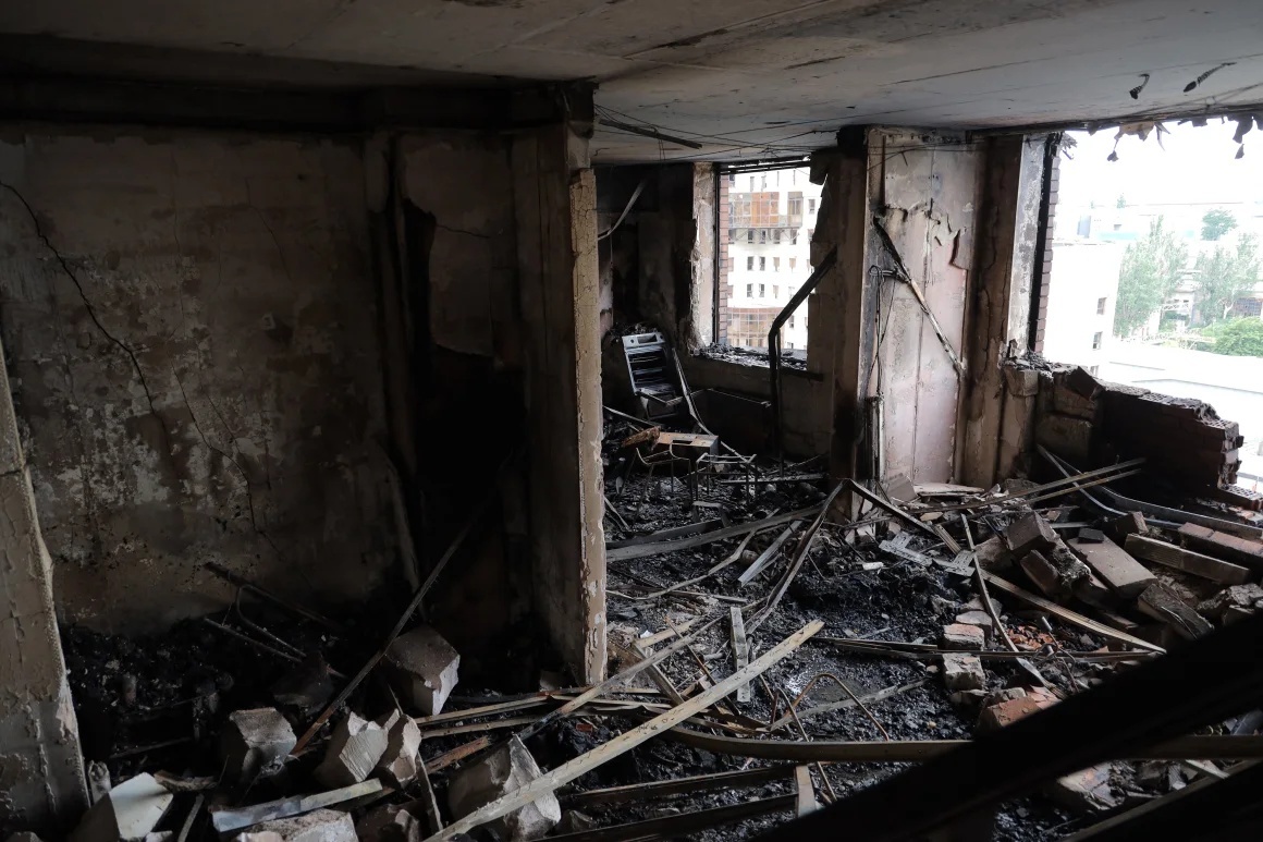 ロシアのドローン攻撃で損壊した住居=28日、オデーサ/Oleksandr Gimanov/AFP/Getty Images
