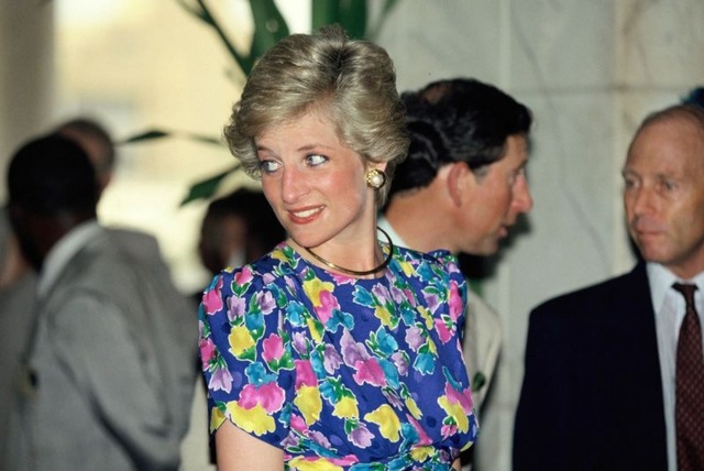 ダイアナ元妃自身が「思いやりのドレス」と呼んだ花柄のドレス。写真はナイジェリア・ラゴスを公式訪問したときのもの＝１９９０年３月