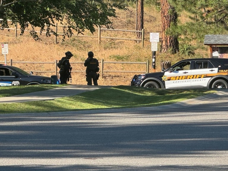 消防士が銃撃を受けた現場近くに派遣された警官＝２９日、米アイダホ州カーダレーン/Mark Lathrop