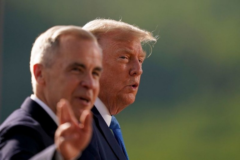 Ｇ７首脳会議でのカーニー・カナダ首相とトランプ米大統領＝１６日、カナダ・アルバータ/Geoff Robins/AFP/Getty Images