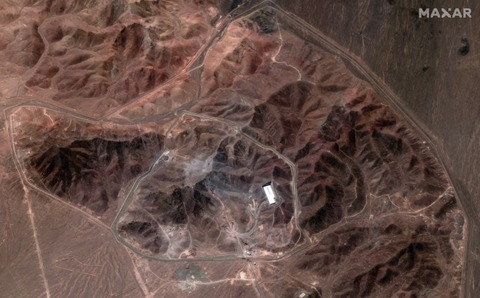 米国の爆撃受けたイランの核施設、新たな衛星画像が示す作業の様子