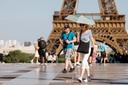 仏エッフェル塔、酷暑で観光客の入場を禁止　欧州各地で初夏の熱波