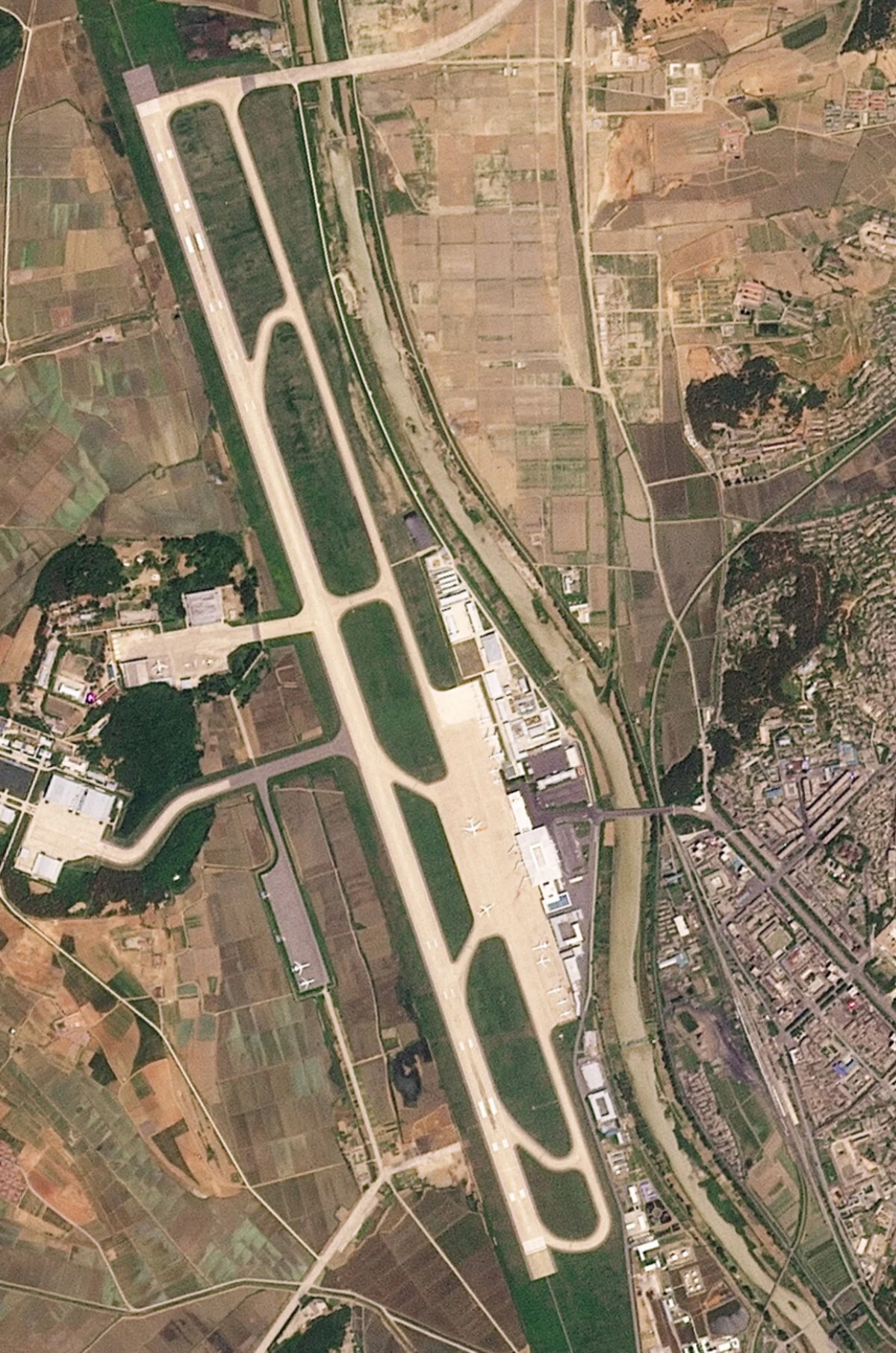 北朝鮮の順安空港の衛星画像。滑走路に輸送機らしきものが駐機する様子が写っている
=6月4日/Planet Labs