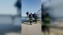 旅客機のトイレで煙、空港に引き返して緊急着陸　乗客は翼に避難　米ミズーリ州