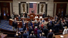 減税法案の可決を受け拍手する下院議員ら＝３日