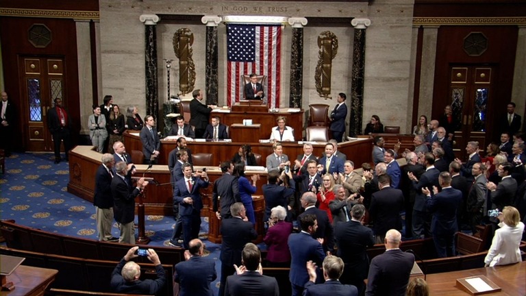減税法案の可決を受け拍手する下院議員ら＝３日/House TV