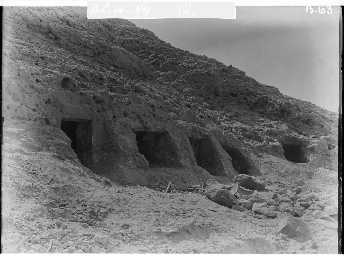 遺骨の入った土器はカイロの南に位置するヌワイラートという村の岩で作られた墓の中から見つかった