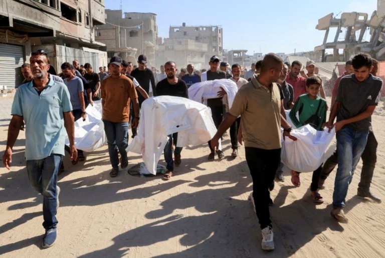 パレスチナ自治区ガザ地区への攻撃により死亡した人々の遺体が運ばれている＝３日、ハンユニス/Hatem Khaled/Reuters