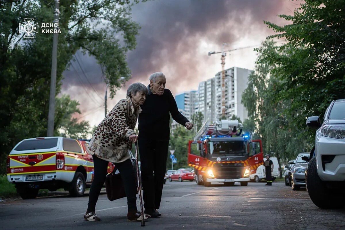 ロシアによるキーウ空爆後、住民が現場から避難する様子=4日/State Emergency Service of Ukraine/Anadolu/Getty Images