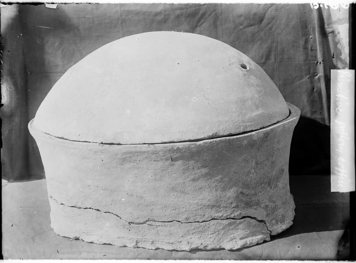 男性の遺骨が納められていた土器。1902年に発見された/Garstang Museum of Archaeology, University of Liverpool