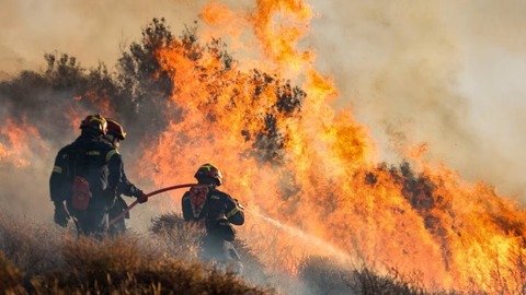 クレタ島で燃え広がる山火事、住民や観光客避難　猛暑で消火活動難航　ギリシャ