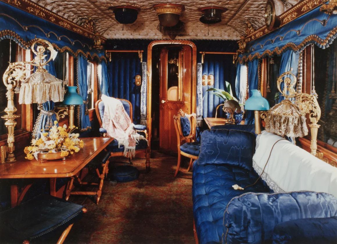 ビクトリア女王の時代、王室専用列車の客車には豪華な内装が施されていた/Science & Society Picture Library/Getty Images