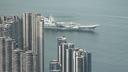 中国の空母「山東」を間近に見る　全長３００メートル超、艦載機４０機を搭載可能