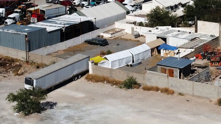 防腐処理された３８０人以上の遺体が見つかった火葬場＝６月、メキシコ・チワワ州/Herika Martinez/AFP/Getty Images