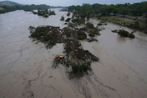 洪水の死者４３人に、不明者の捜索続く　米テキサス州