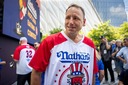 ジョーイ・チェスナットさん、ホットドッグ早食い大会に復帰して王座奪還　女性部門は須藤美貴さんが優勝