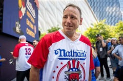 ジョーイ・チェスナットさん、ホットドッグ早食い大会に復帰して王座奪還　女性部門は須藤美貴さんが優勝