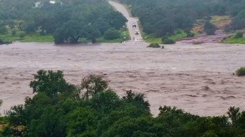 川の水位が急速に上昇　米テキサス州