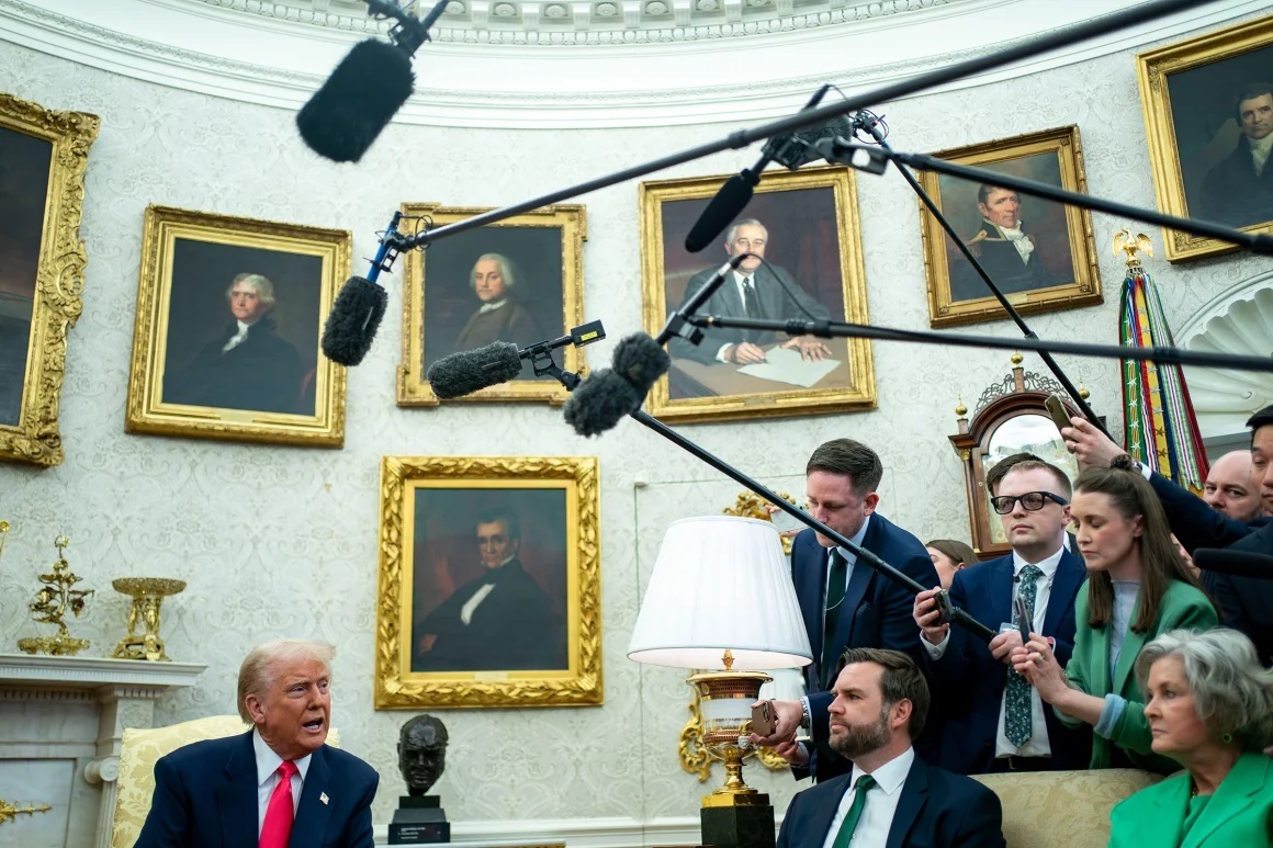 大統領執務室でのトランプ大統領とバンス副大統領=3月12日/Bonnie Cash/Bloomberg/Getty Images