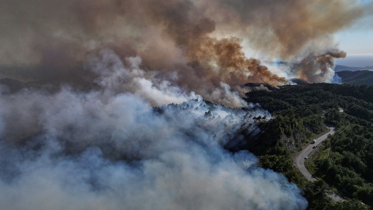 シリア・ラタキア県で発生した山火事によって立ち上る煙＝５日/Ghaith Alsayed/AP