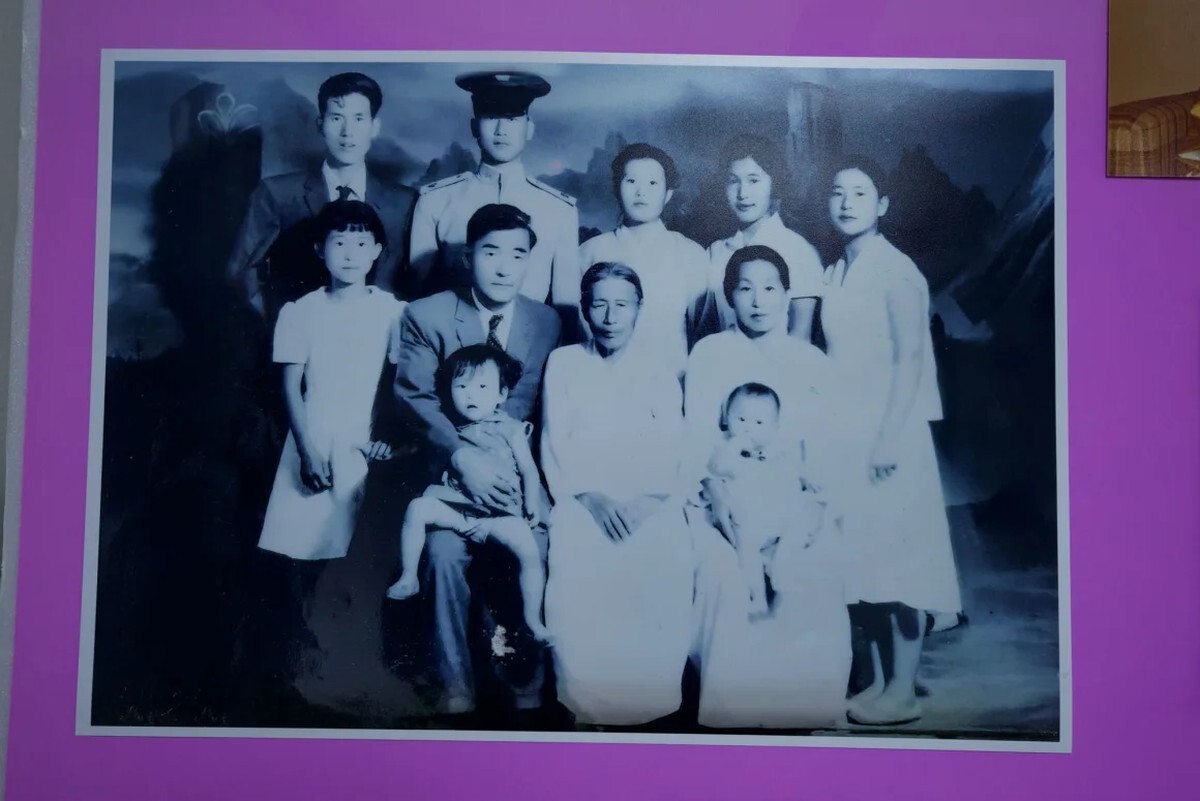 長男と次男が死亡してから数年後の1959年に撮影された家族写真/Charlie Miller/CNN