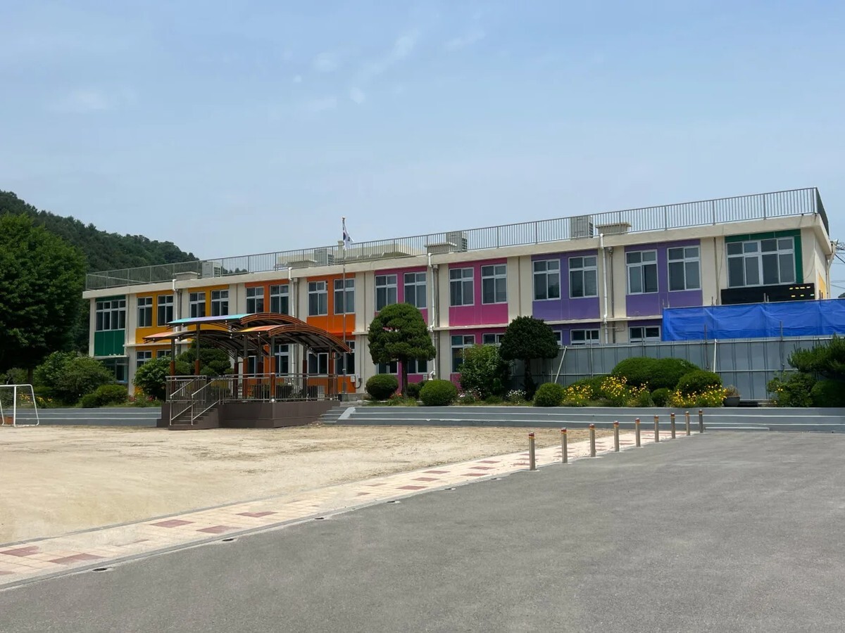 ミンさん一家の父親が校長を務めていた小学校。現在は近代化されている/Gawon Bae/CNN