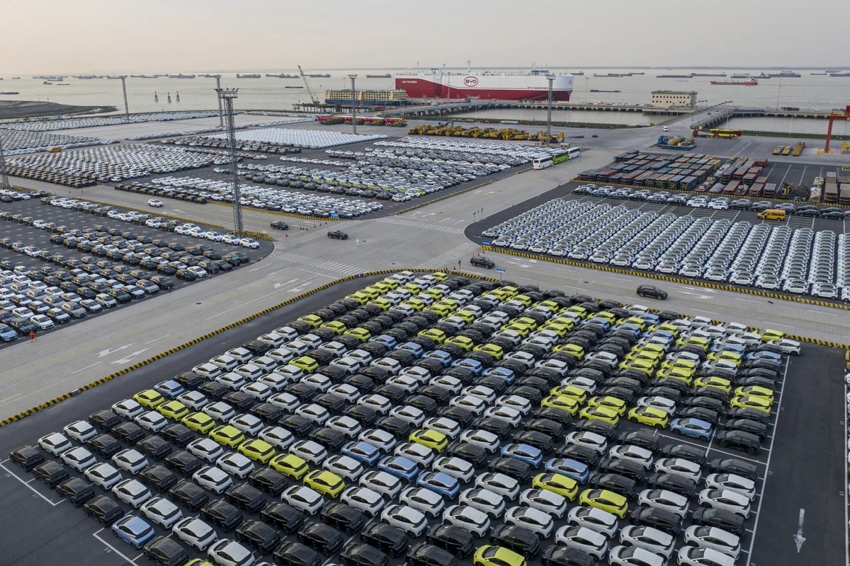 積み込みを待つBYDの電気自動車=4月、中国・江蘇省/STR/AFP/via Getty Images