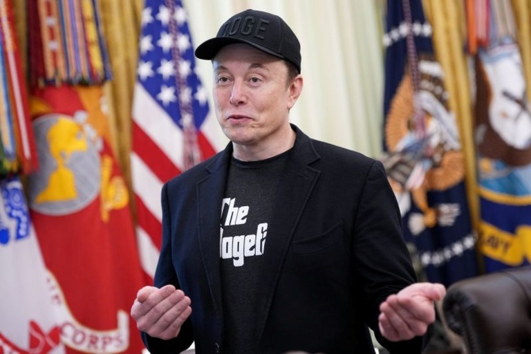 大統領執務室でトランプ大統領とともに記者団に応じるイーロン・マスク氏＝５月/Kevin Dietsch/Getty Images
