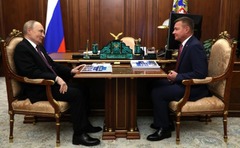ロシア大統領府で対面するプーチン大統領とスタロボイト前運輸相＝１月３０日