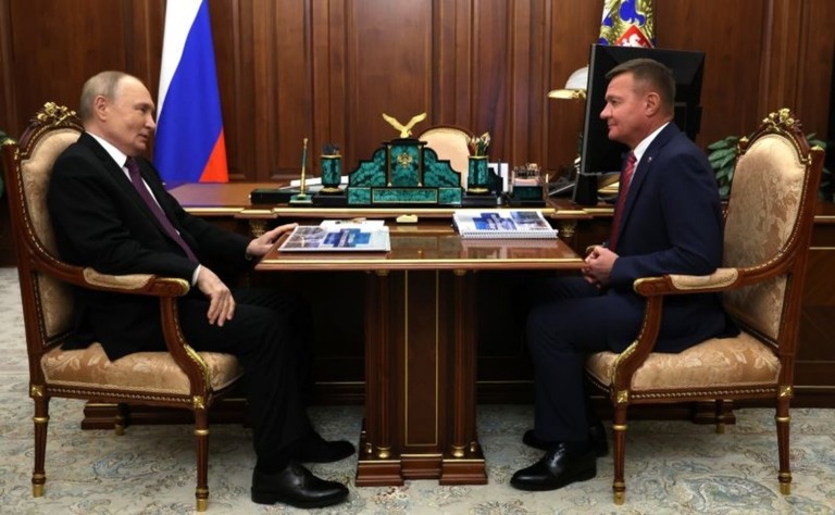 ロシア大統領府で対面するプーチン大統領とスタロボイト前運輸相＝１月３０日/Kremlin