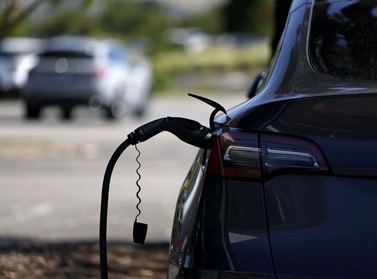 充電ステーションに止められたテスラの車両/Justin Sullivan/Getty Images