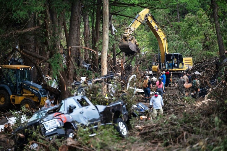 テキサス州イングラムのグアダルーペ川近くで捜索救出作業を行う緊急要員/Eli Hartman/AP