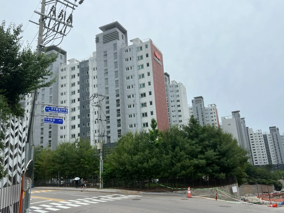 ミンさん一家が住んでいた瓦屋根の家は近代的なアパートに建て替えられていた/Gawon Bae/CNN