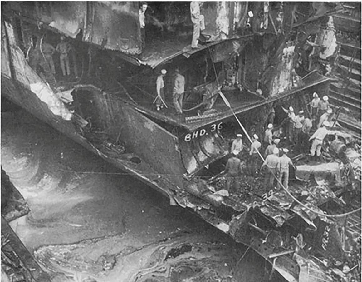 1943年2月、豪シドニーのドライドックで激しく損壊した艦体の洗浄、修復作業を受ける米海軍巡洋艦「USSニューオーリンズ」/U.S. Navy