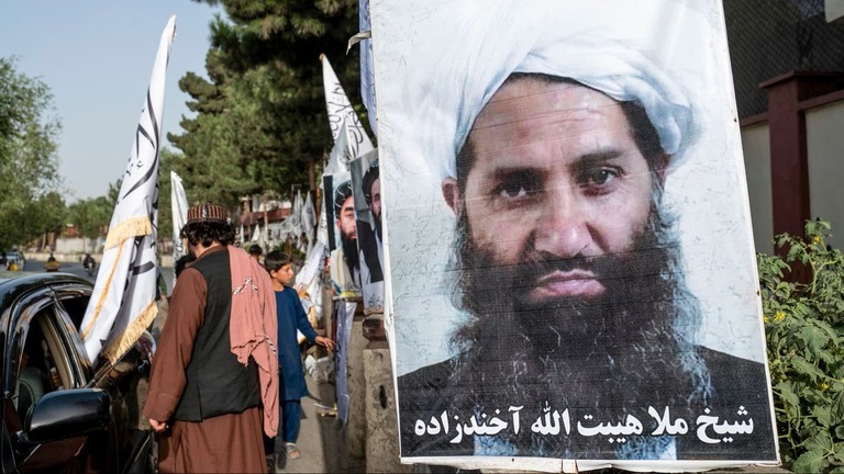 タリバンのアクンザダ最高指導者を描いたポスター＝２０２３年８月１４日、カブール/Wakil Kohsar/AFP/Getty Images