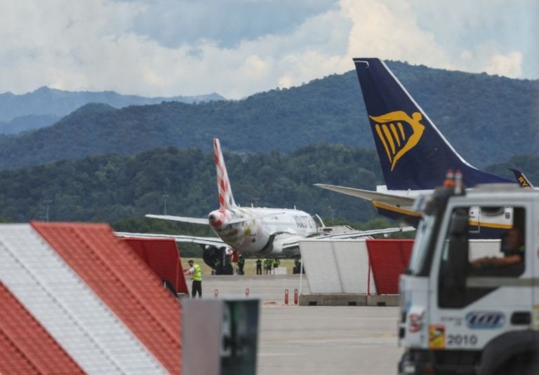 イタリア北部ミラノの空港で、離陸中の航空機のエンジンに男性が吸い込まれて死亡した/Claudia Greco/Reuters
