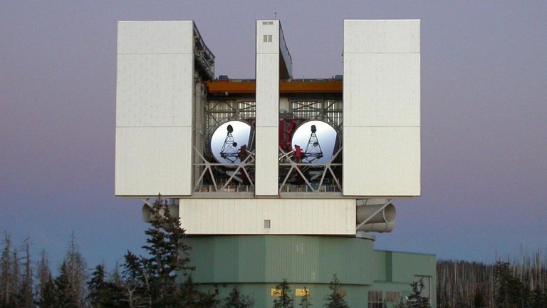 大型双眼望遠鏡によって、宇宙の「化石」のように変化せずに残っ​​ている遠方の銀河が見つかった/LBT Observatory