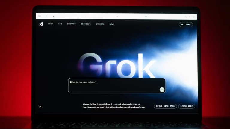 ノートパソコンに表示されたグロックのチャット入力画面/Andrey Rudakov/Bloomberg/Getty Images