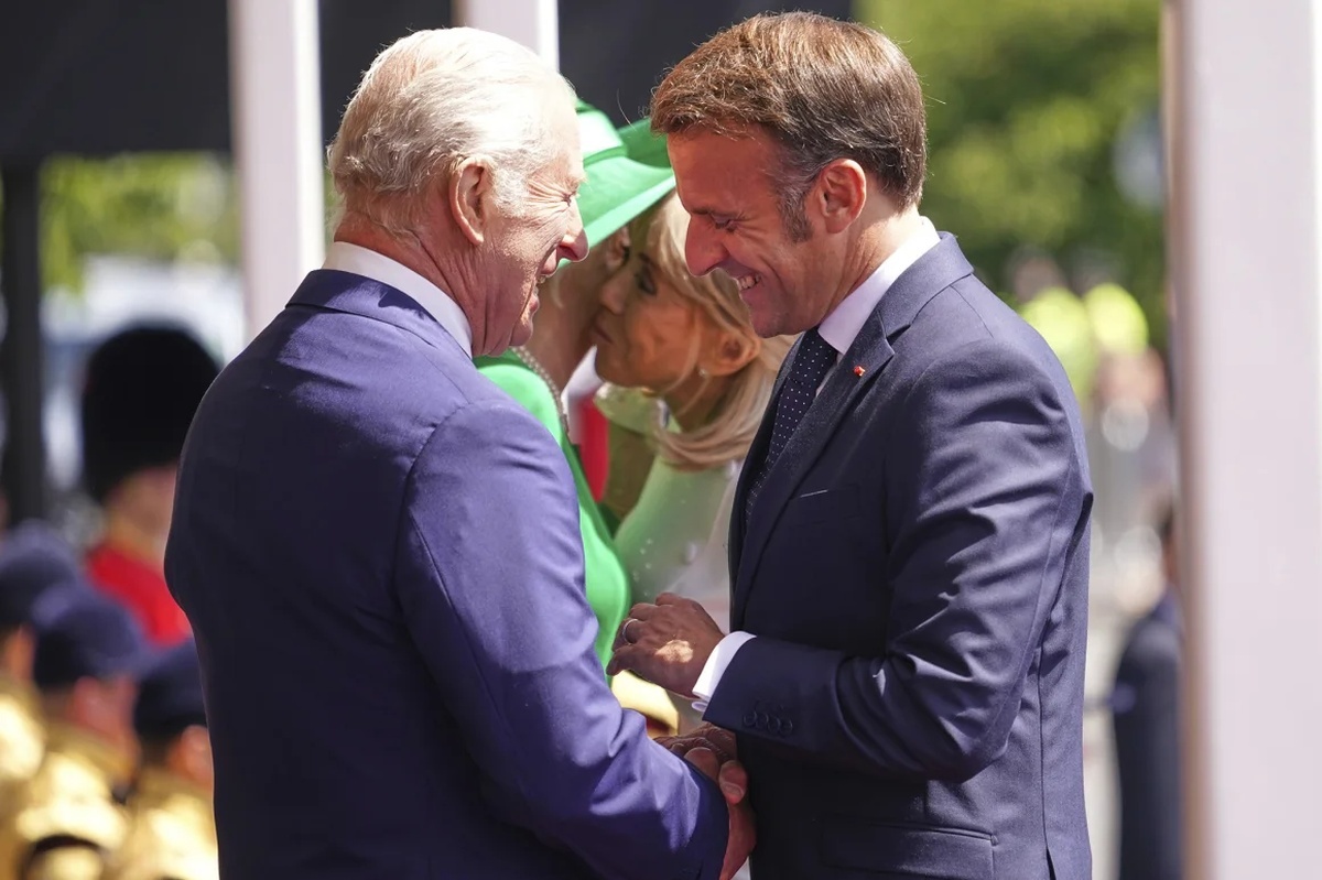 マクロン仏大統領夫妻を歓迎するチャールズ国王夫妻=8日/Alberto Pezzali/Getty Images