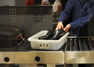 米国の空港で保安検査を受ける際、靴を脱ぐ必要がなくなる