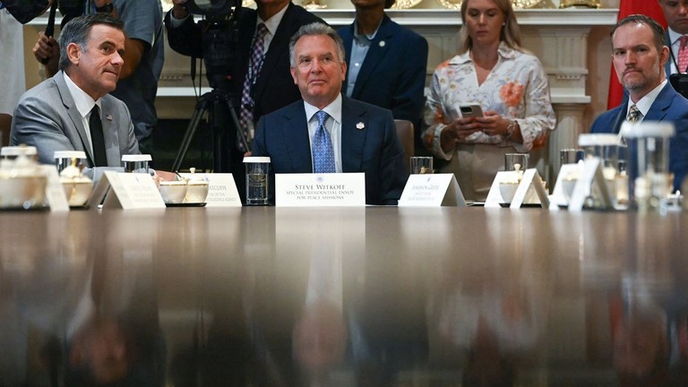閣議に参加するウィトコフ中東担当特使ら/Andrew Caballero-Reynolds/AFP/Getty Images