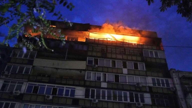 ロシアによる攻撃の後、火災が発生したキーウ市内の居住用ビル/Efrem Lukatsky/AP