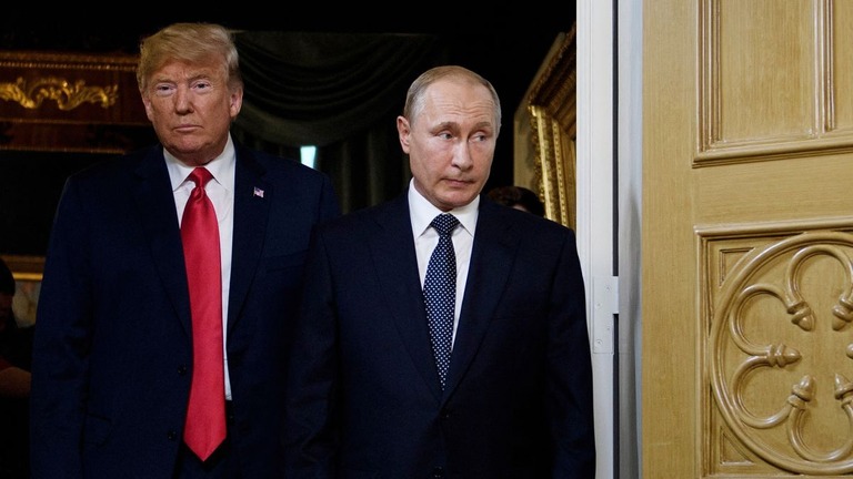 ２０１８年７月１６日、ヘルシンキでの会談に臨むトランプ氏（左）とプーチン氏/Brendan Smialowski/AFP/Getty Images