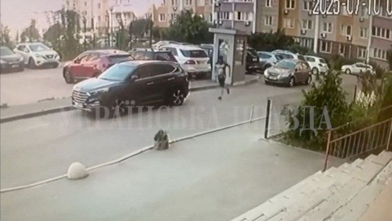 ウクライナ保安庁（ＳＢＵ）の職員を射殺し逃走する容疑者を捉えたとされる映像。画像はＳＮＳの動画から取得/Ukrainska Pravda/Reuters