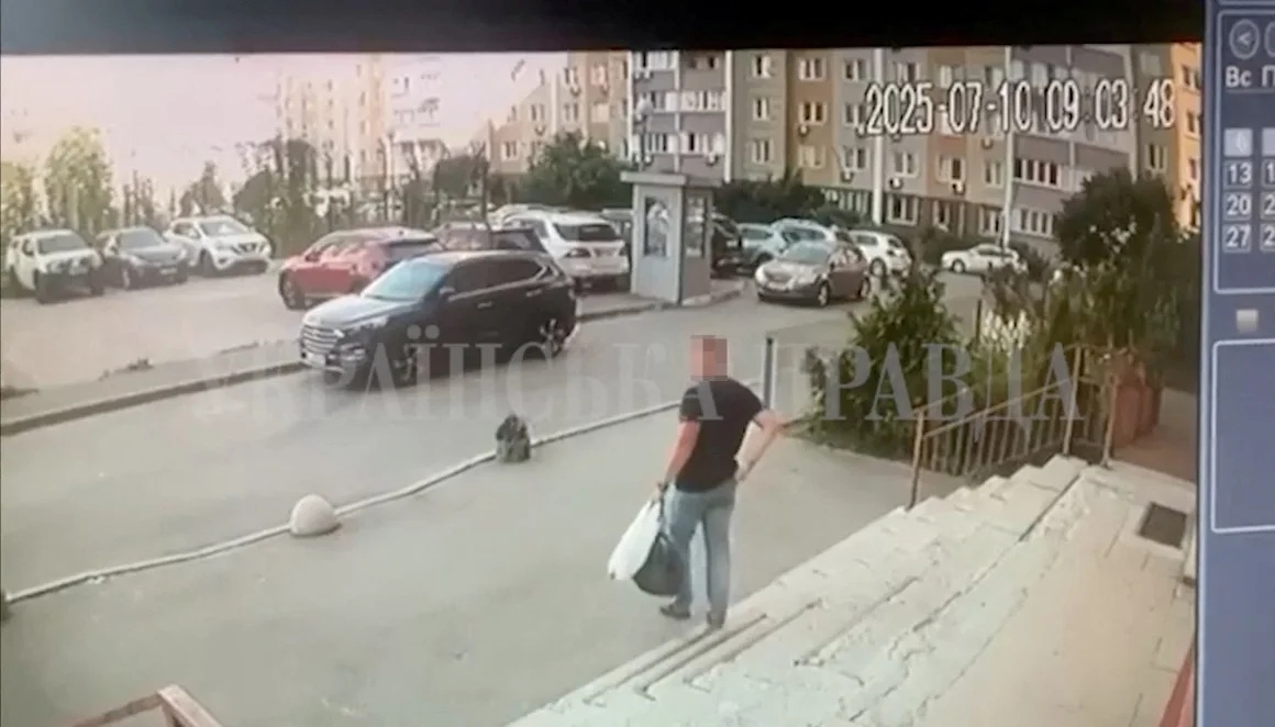 10日に射殺される直前の職員の様子。画像はSNSの動画から取得。プライバシー保護のためCNNがぼかしを入れている/Ukrainska Pravda/Reuters