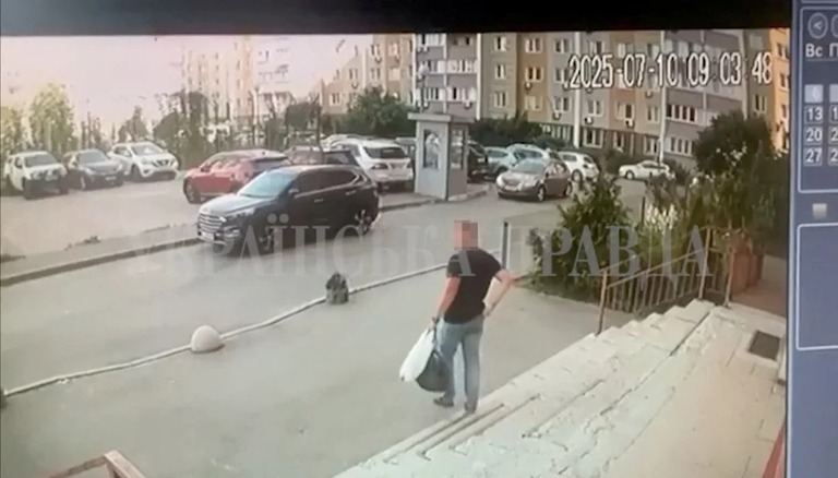 １０日に射殺される直前の職員の様子。画像はＳＮＳの動画から取得。プライバシー保護のためＣＮＮがぼかしを入れている/Ukrainska Pravda/Reuters