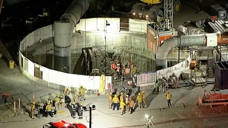 米カリフォルニア州ロサンゼルスで現地時間の９日夜、約１２０メートルの地下で建設中のトンネルの一部が崩落し、作業員の男性３１人が一時的に閉じ込められた